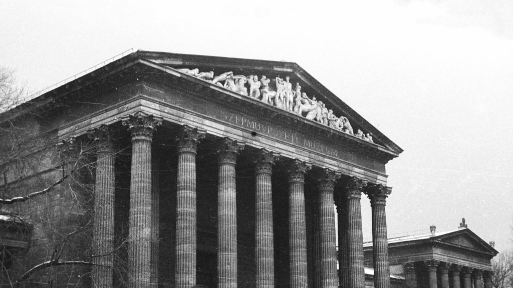 Amatőrök burleszkműsora lett az évszázad képlopásából