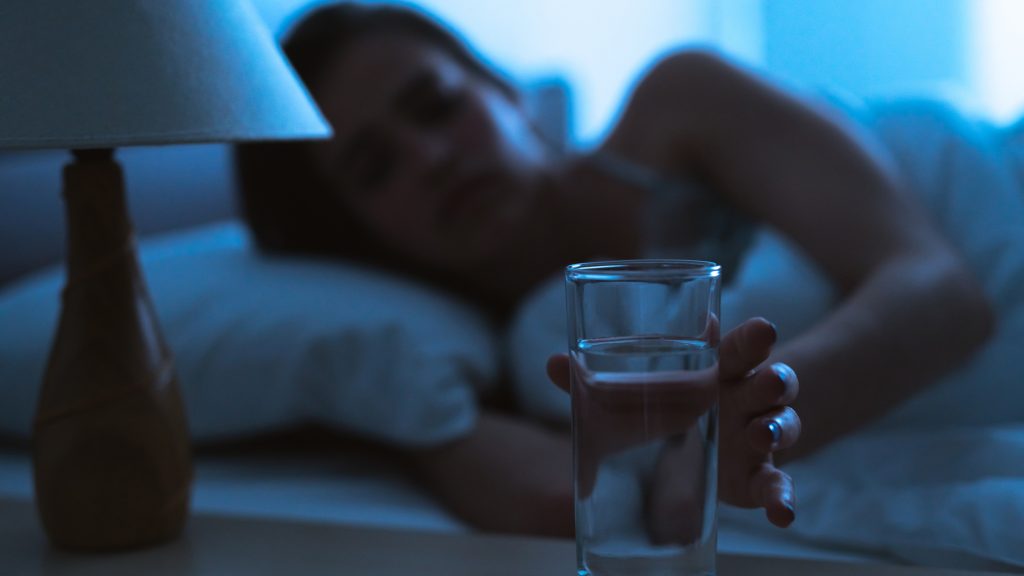 Ittasan hazavitt egy nőt a kocsmából, mire felébredt, hiányzott félmillió forintja és a márkás cipője