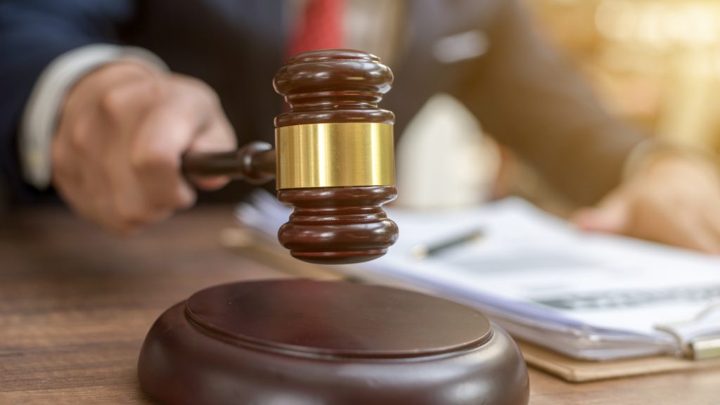 Pénzbüntetést kértek egy főnyomozóra hivatali visszaélés miatt