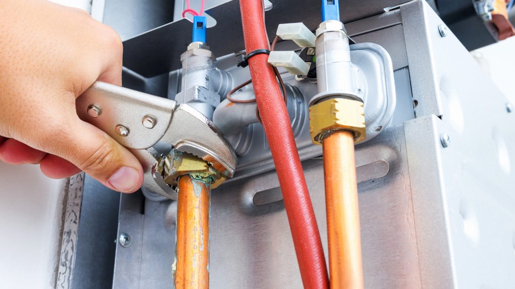 Konzervdobozból csinált csatlakozót a kazánt lecserélő gázszerelő, három felnőtt és nyolc gyerek kapott szén-monoxid-mérgezést