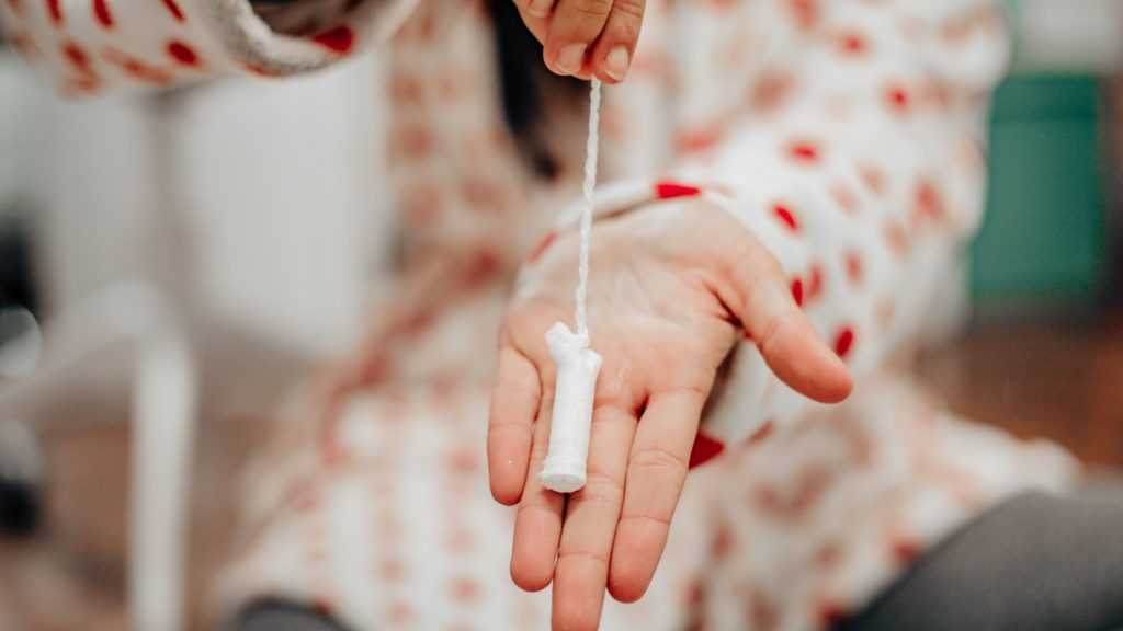 Kevesen gondolnák, hogy egy tampon is lehet életveszélyes – az influenszert mégis majdnem megölte