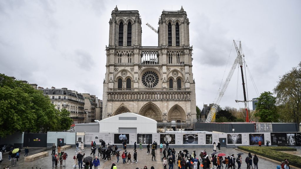 Elárverezte a Sotheby’s a Notre Dame ellopott üvegablakait, szerintük jogszerűen jártak el