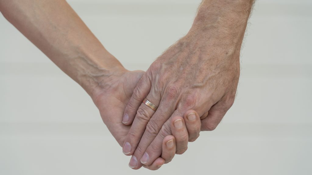 Kitagadta a családja a 69 éves férfit, mert összeházasodott egy 25 éves nővel