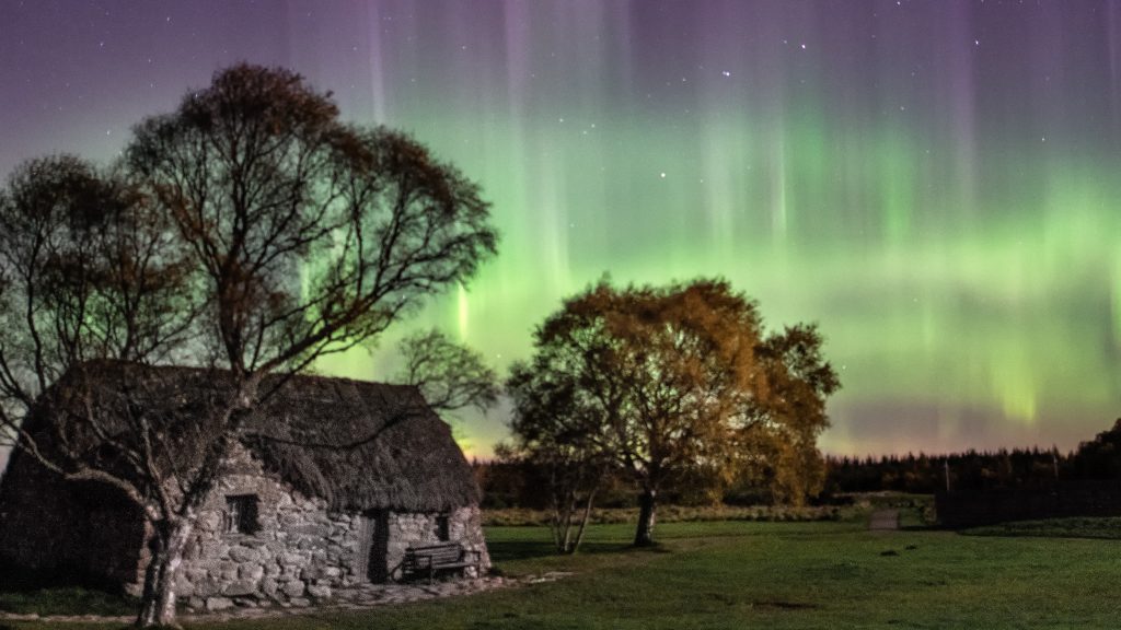 Kivételes pillanat: az északi fény alatt sikerült lefotózni az esküvői párt Skóciában