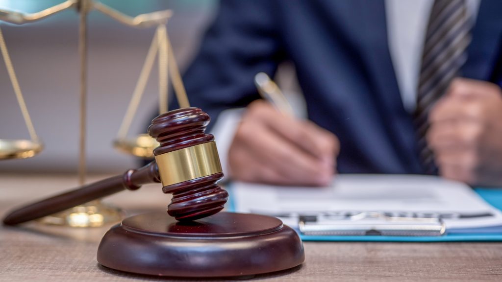 Nyolc évet is kaphat a kárszakértő, aki nyolcmillióval húzta le a saját biztosítóját