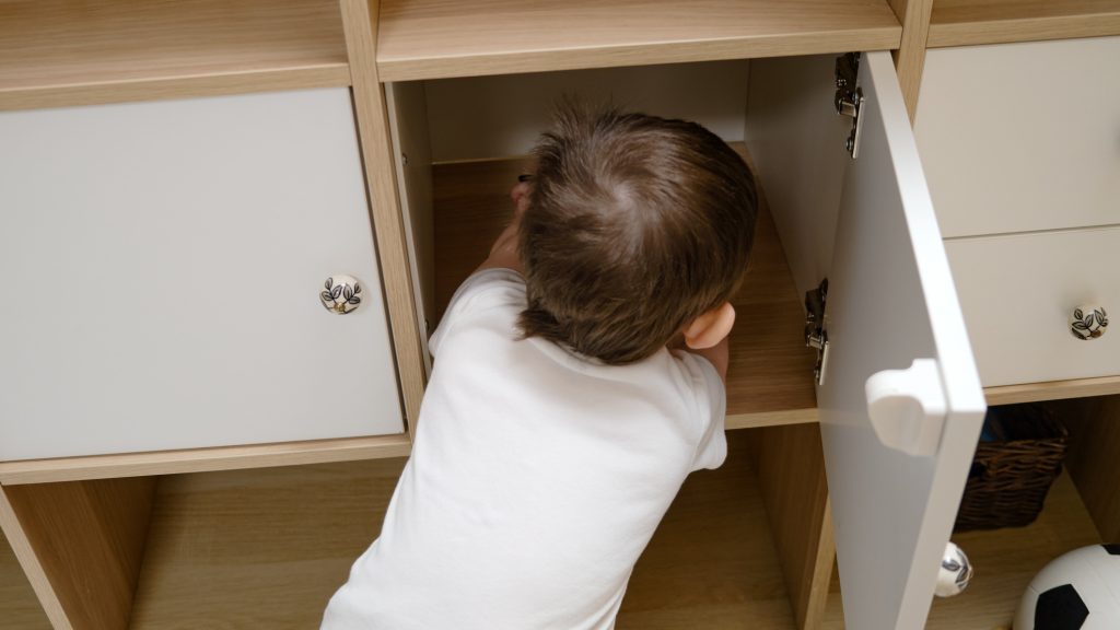 Rázuhant egy kétéves gyermekre a szekrény, amikor felkapaszkodott rá