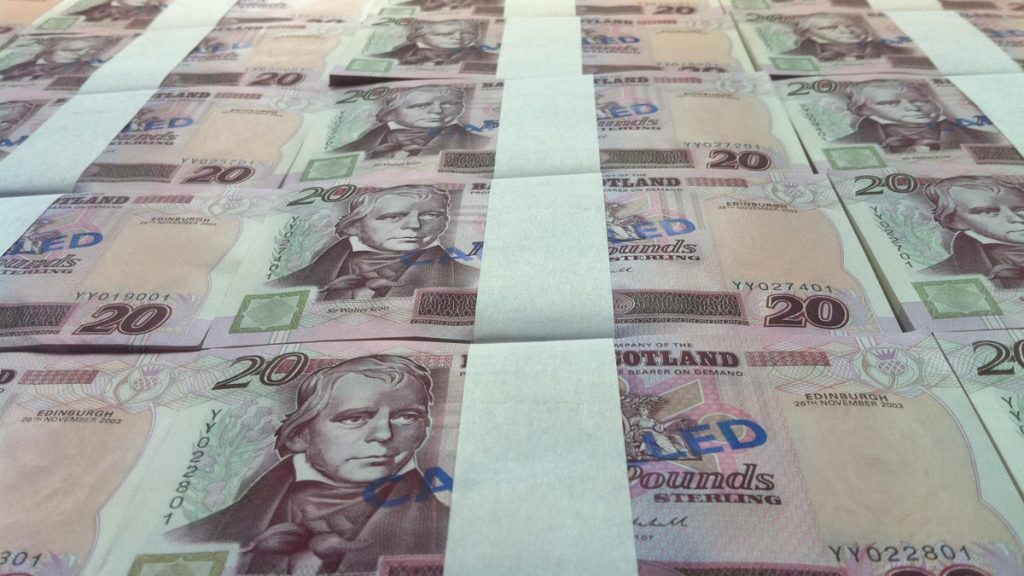 Véletlenül négymilliárd forintnyi összeget utaltak egy brit tini számlájára