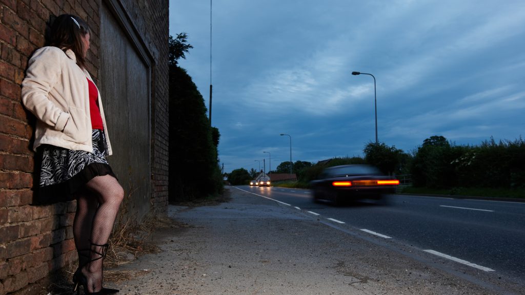 Feljelentést tett a rendőrségen egy nehéz anyagi helyzetben lévő nő, hogy prostitúcióra kényszerítették