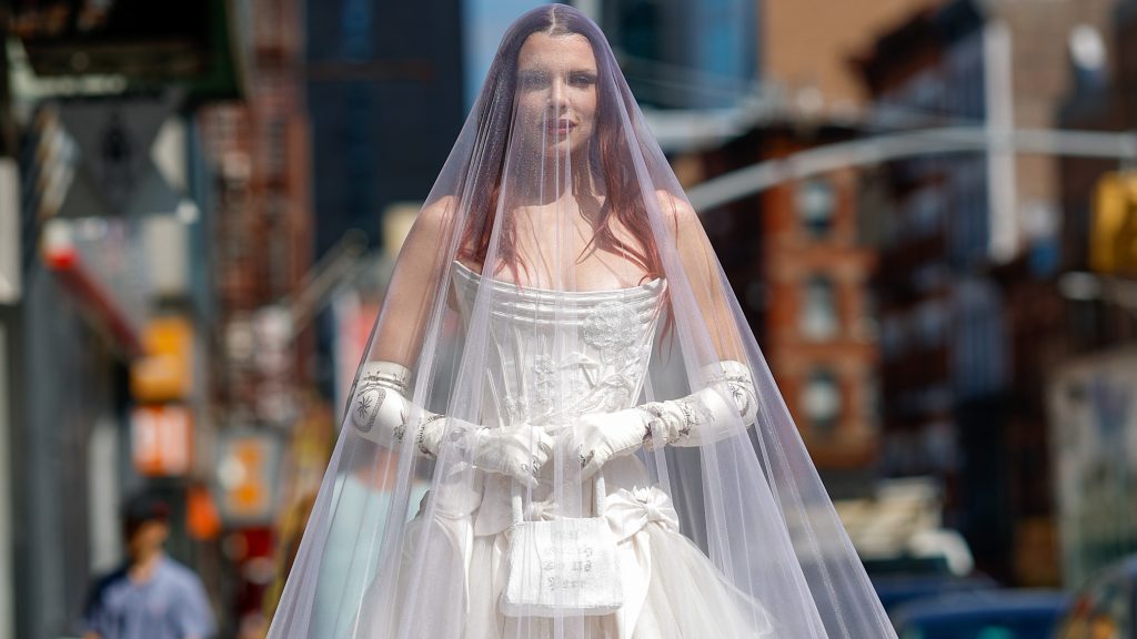 Julia Fox menyasszonyi ruhában sétálgatott New York utcáin