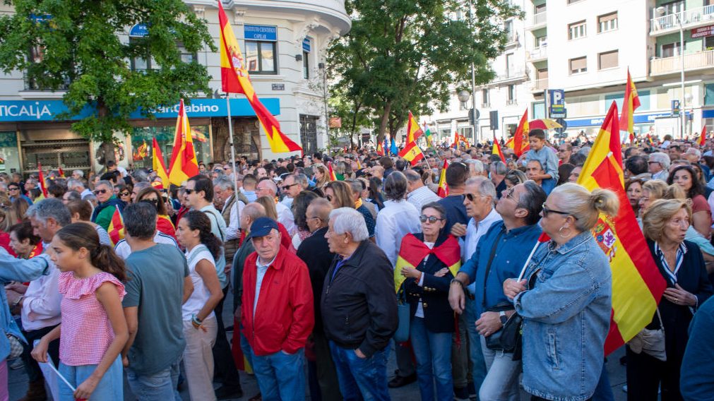 Tízezrek tüntettek Spanyolországban a katalánok bűnbocsánata ellen