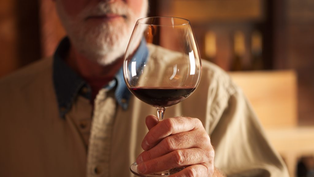 „Ellenőrzést tartok! Bezáratom ezt a lebujt! Kérek két deci vörösbort!”