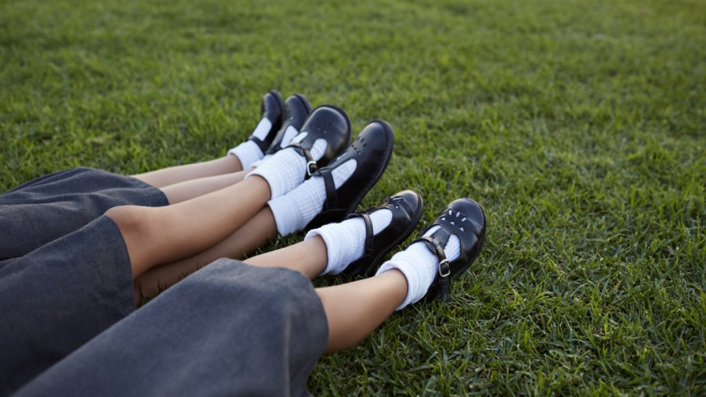 Kutyaként kezelték a brit kislányt cipője miatt az iskolájában – állítja az édesanyja