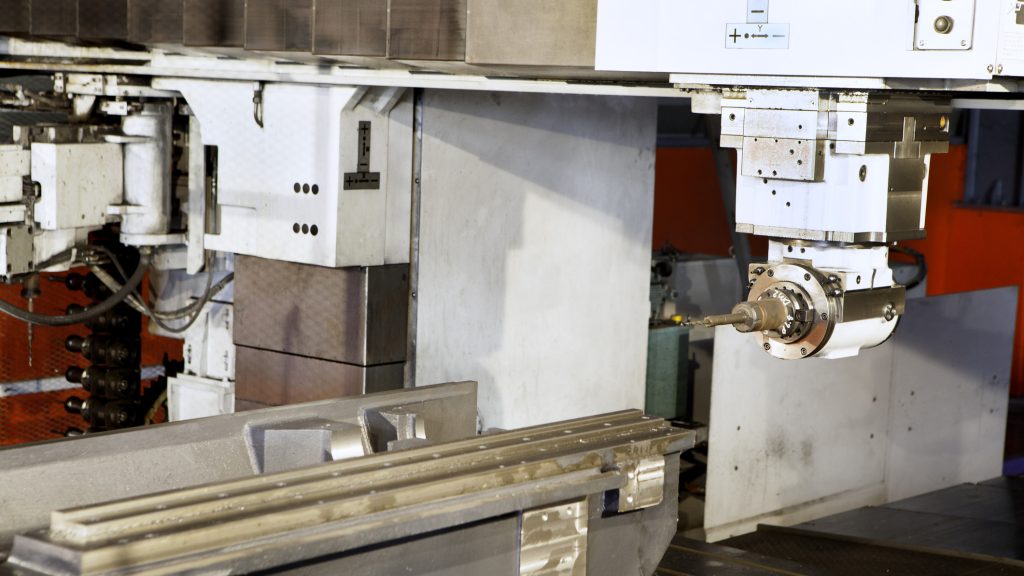 Berántotta és letépte egy karbantartó alkarjának egy részét a diófeldolgozó gép