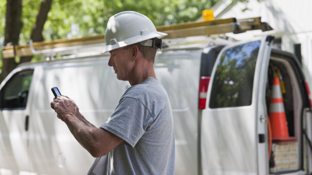 Ököllel esett a villanyszerelőnek egy nő, mert az előleg ellenére sem végezte el a munkát