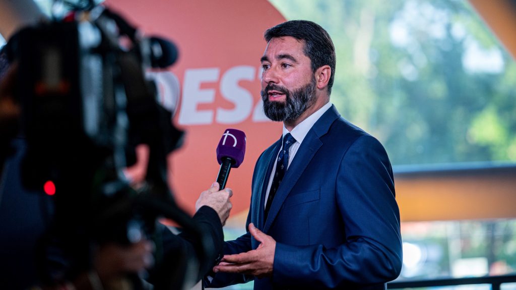 A Fidesz EP-képviselője „nyilvánvalóan öncélú homoszexuális tartalmat” talált Ferihegyen