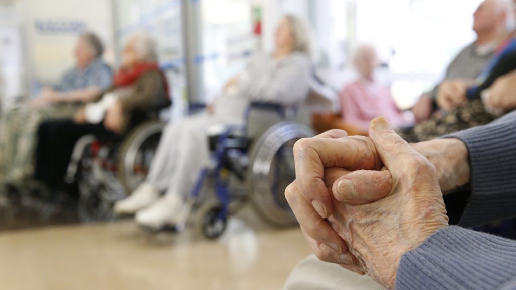 Egy éve ilyenkor: sztriptíztáncost hívtak a nővérek az idősek otthonába