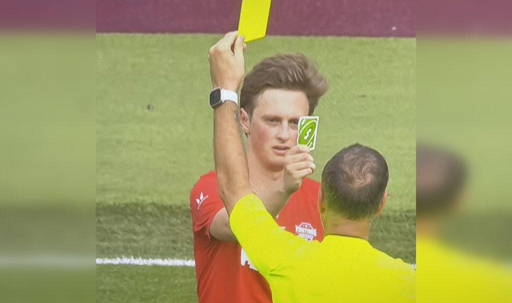 UNO-kártyával reagált a bírótól kapott sárgalapra – videó