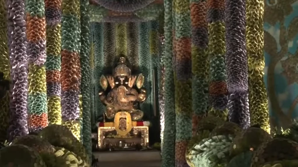 108 millió forintnyi készpénzzel díszítettek fel egy templomot Indiában