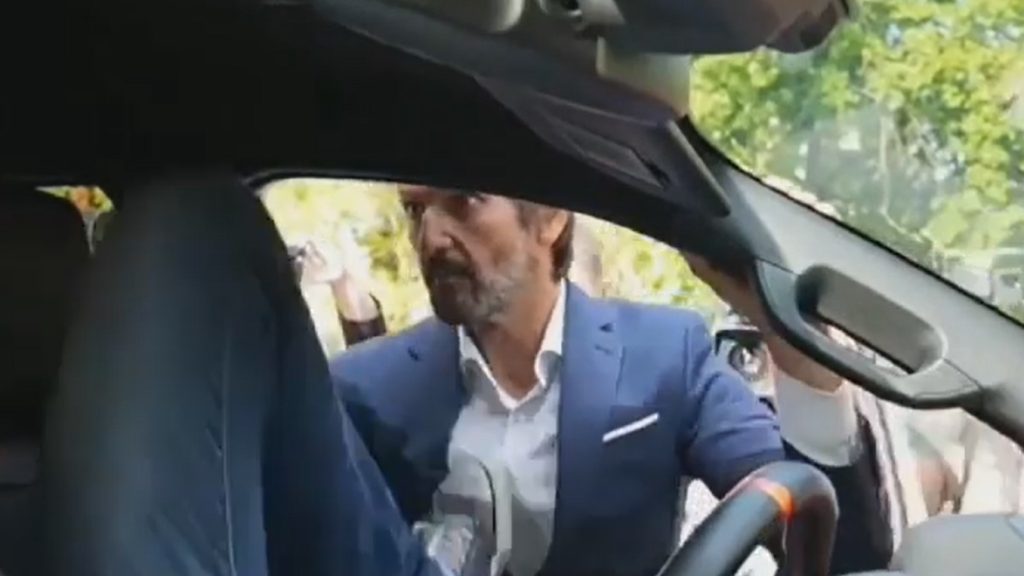 Mellkason rúgta a szlovák ex-miniszterelnök a korábbi belügyminisztert – Videó