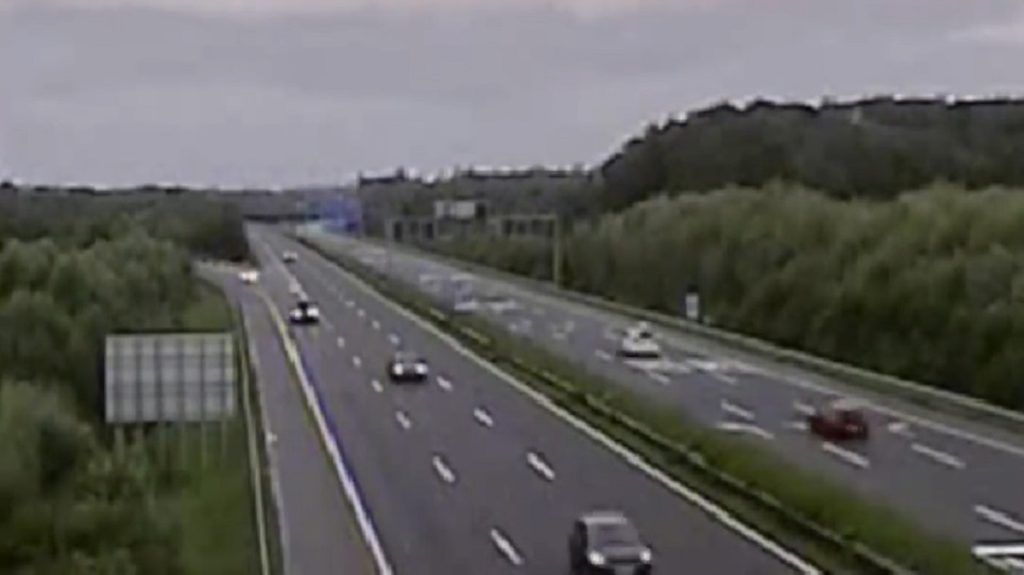 Videón, ahogy egy autó átrepül a másik oldalra az M7-es autópályán