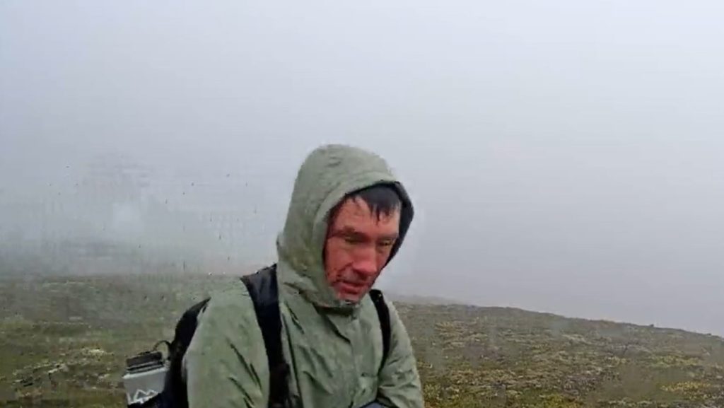 Egy medvefigyelő vadkamerán keresztül kért segítséget egy bajba jutott túrázó Alaszkában – videó