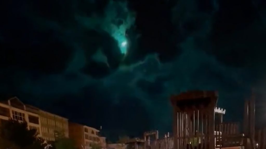 Családi videónak indul, de végül rögzítették a hátborzongató meteorhullást