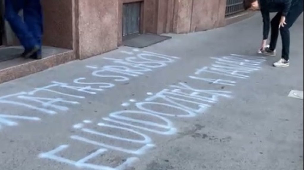 Pályaelhagyó tanárok neveivel fújta tele az aszfaltot a Belügyminisztérium előtt a Momentum