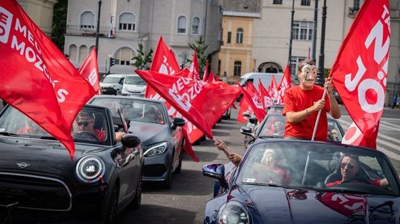 Drága kabriókkal állt ki a tanárok mellett a Megoldás Mozgalom