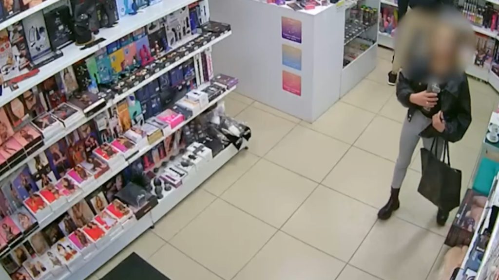 Videón, ahogy maszturbátorokat lopnak egy szexshopból