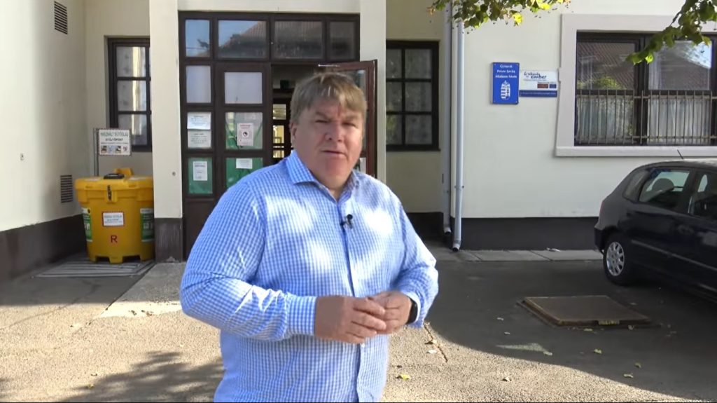 Két konténert vittek a gyömrői iskola elé, hogy „a gyerekek megfelelő körülmények között tudjanak tanulni”