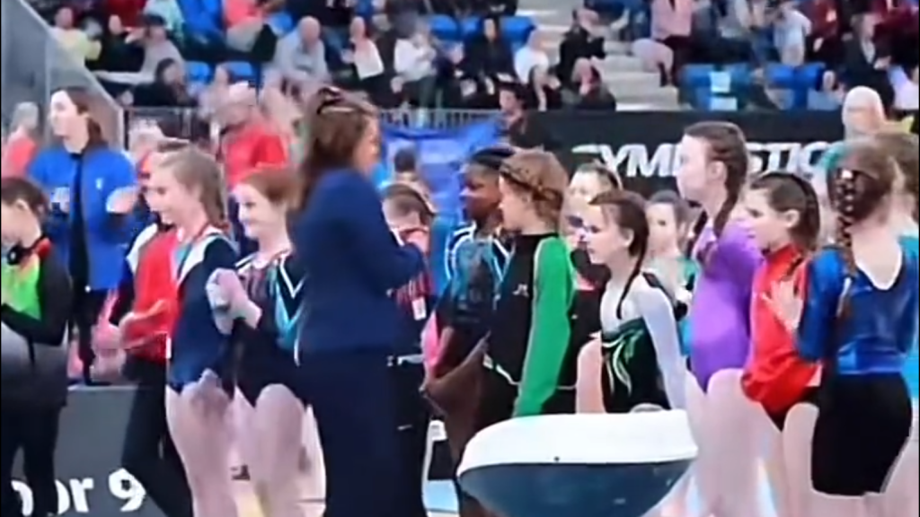 Kiakadt a sztártornász: minden versenyző kapott érmet, kivéve a fekete kislány