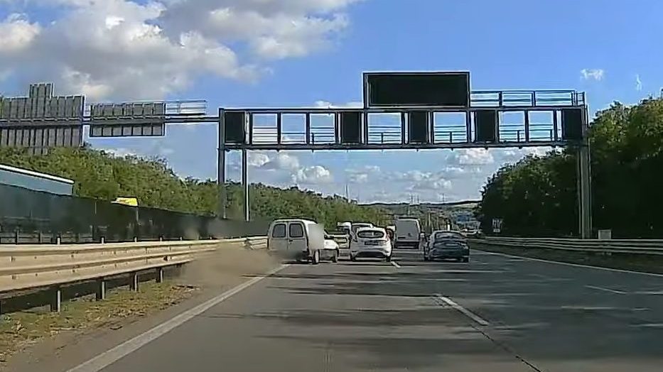 Videó: Életveszélybe sodort egy másik autóst az M0-áson, majd továbbment és intett, hogy bocs