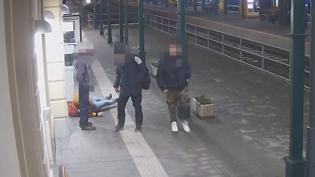 Négy év fegyházat kapott a férfi, aki három embert is megvert az esztergomi vasútállomáson – videó
