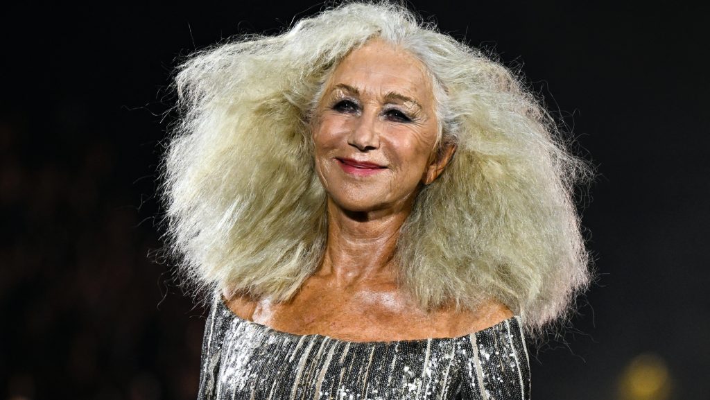 A 78 éves Helen Mirren Párizsban kifutózott, és teljes joggal beszél mindenki a hajáról