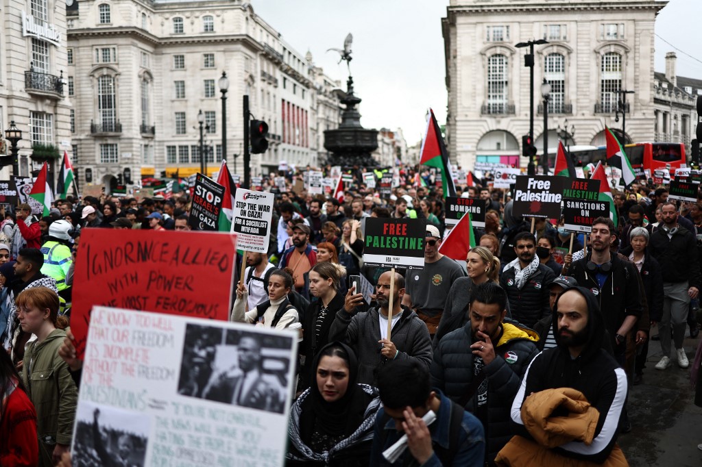 Közel százezeren tüntetnek London utcáin Palesztináért