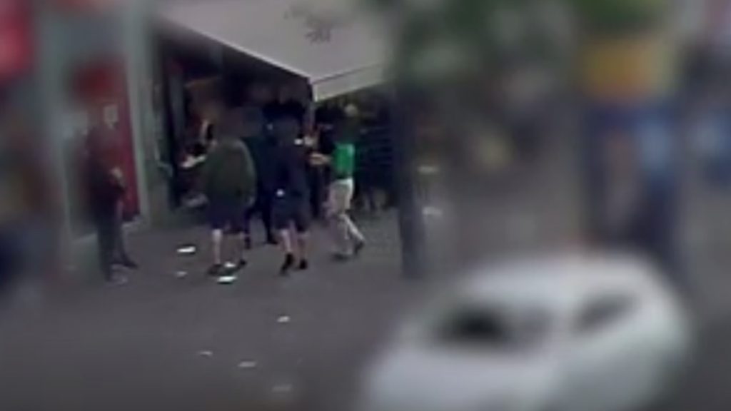 Jogos védelemre hivatkozik a férfi, aki életveszélyes ütést vitt be egy vendégnek a Károly körúton – videó