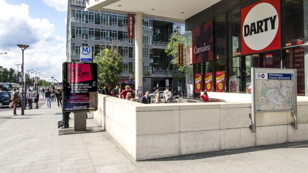 Allah akbart kiáltott, robbantással fenyegetőzött egy nő Párizsban, hasba lőtték a rendőrök