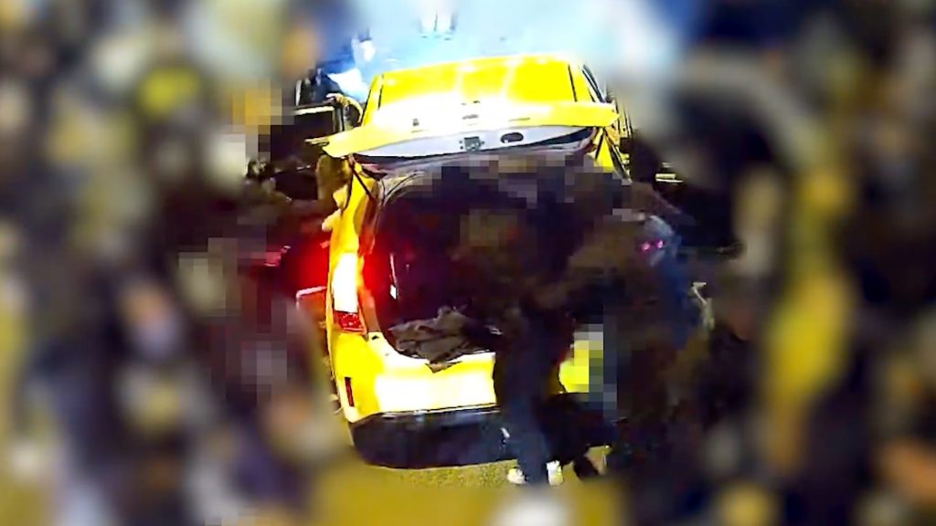 Videón, ahogy ki akarják rángatni a szerb drukkereket a fradisták a taxiból, és ököllel ütik őket