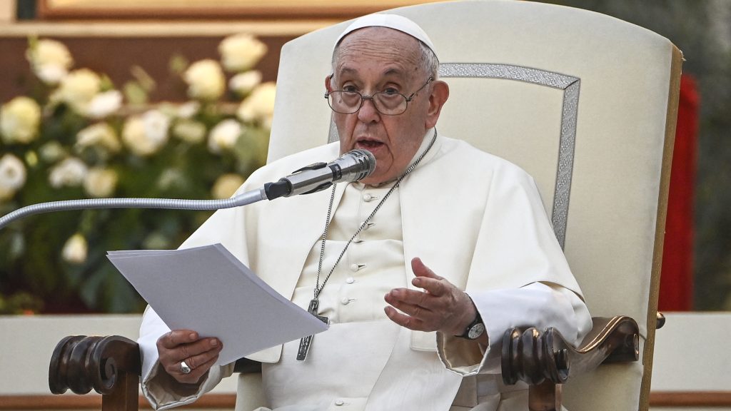 Ferenc pápa szerint adódhat olyan eset, hogy azonos nemű párokat áldásban részesítsen az egyház