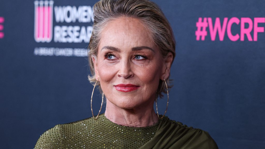 Daily Mail: két éve megállás nélkül zaklatja Sharon Stone-t egy Londonban élő magyar exkatona