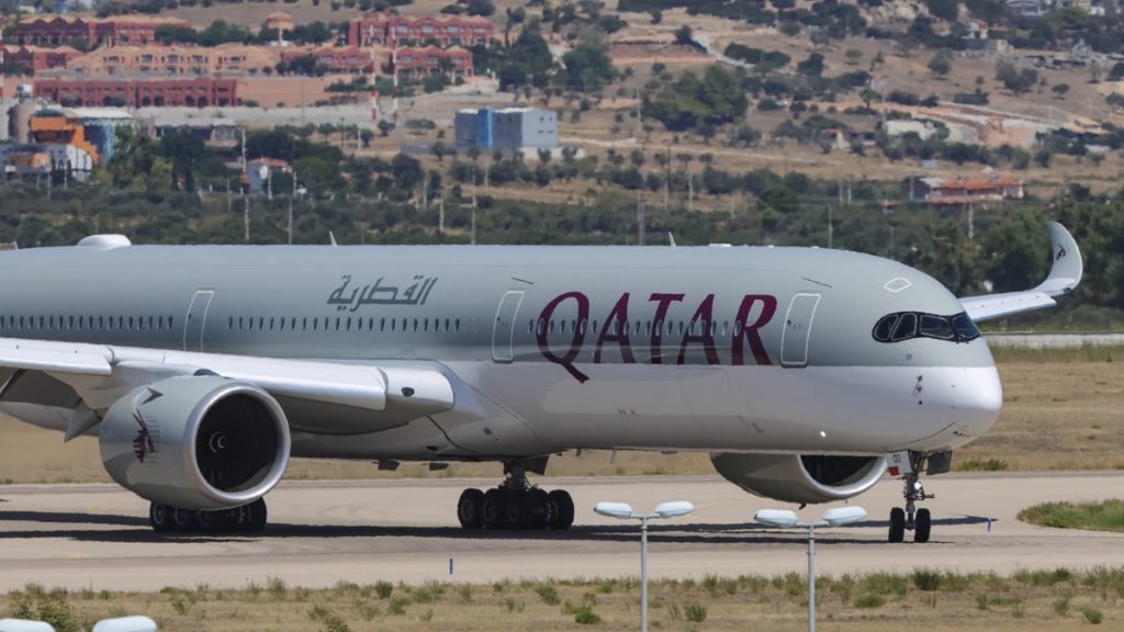 Meghalt egy nő a Qatar Airways járatán, a személyzet csak letakarta, és úgy hagyta – állítja az egyik utas