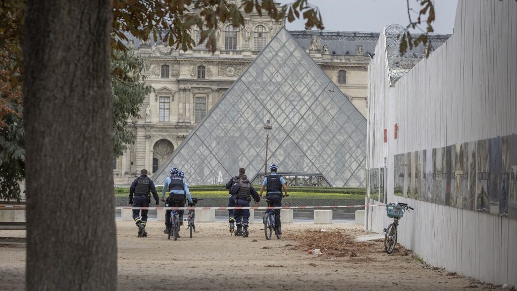 Evakuálták a Louvre-t