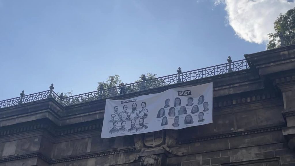 Pankotai Lili molinóján 13 kirúgott tanár fotója került a 13 aradi vértanú mellé