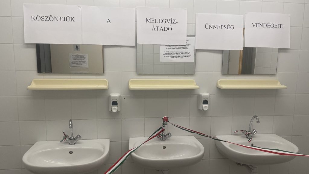 Átadó ünnepséget rendeztek a dolgozók, miután egy év elteltével lett újra meleg víz az ELTE lágymányosi campusán