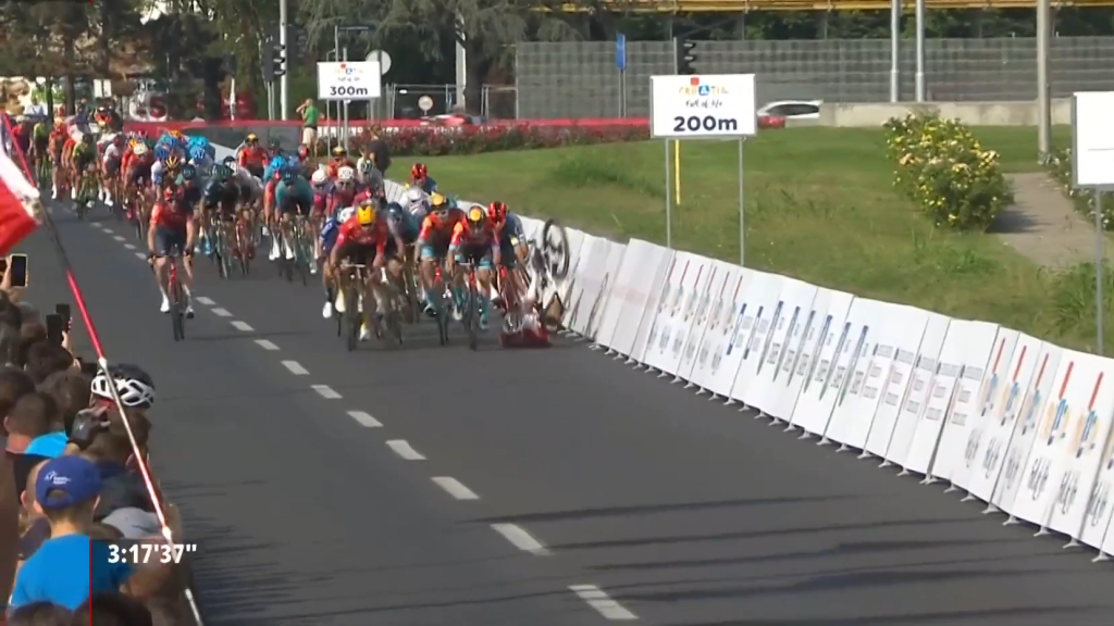 Hatalmasat bukott, át is hajtottak a lábán, mégis megnyerte összetettben a körversenyt