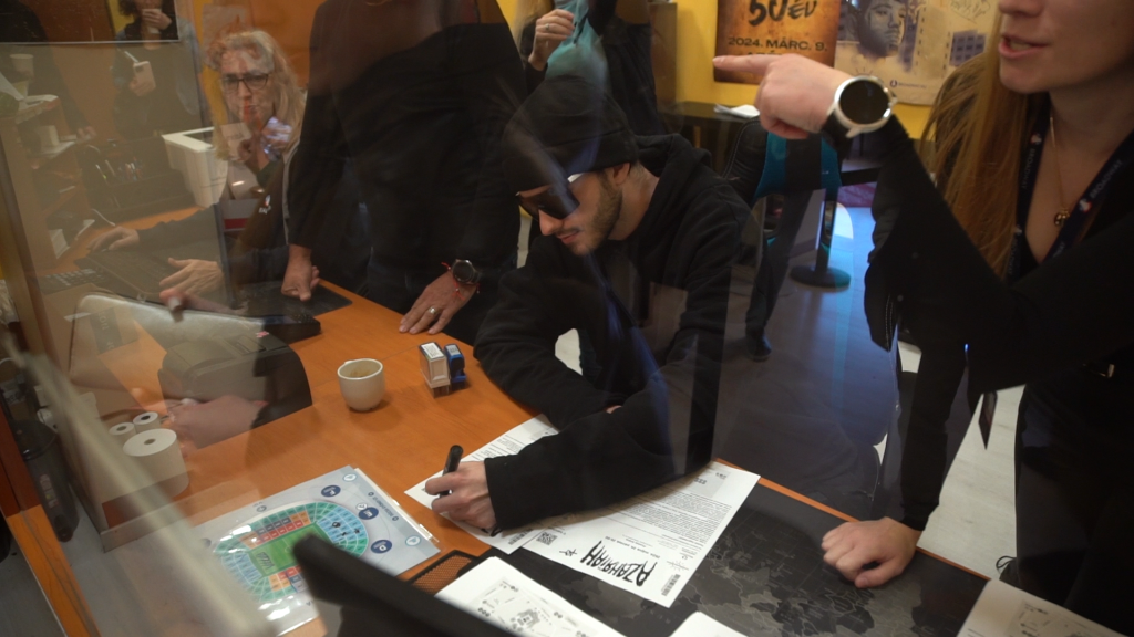 „Végre összeköt valami minket, magyarokat” – hajnal óta jegyre váró rajongókkal fejtettük meg az Azahriah-jelenséget