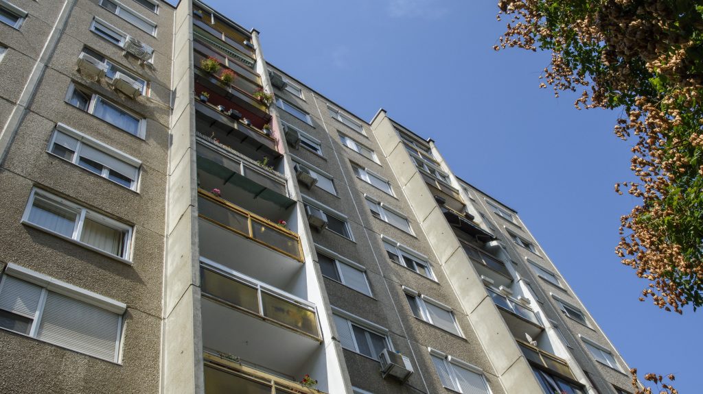 Kötélen lelógva kopogtatott órákon keresztül egy nyolcadik emeleti lakás ablakán egy kábítószerező férfi