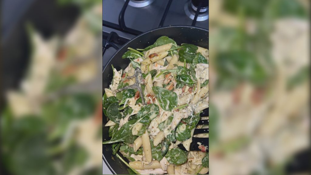 Kinyitotta a csomagot, egy békát talált a spenótban