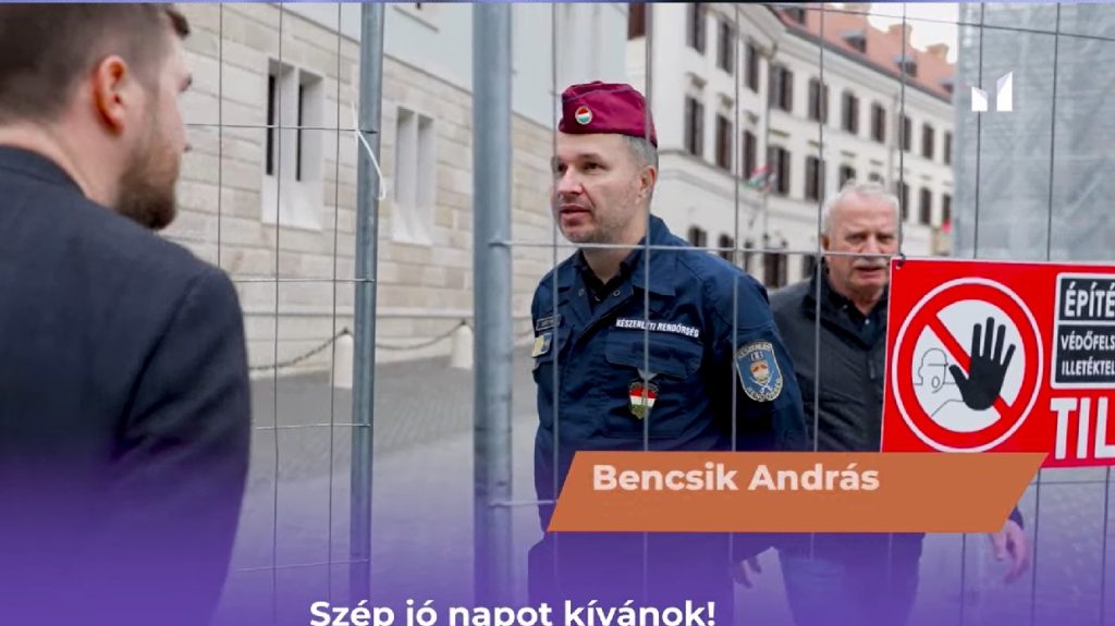 Lezárt terület – mondta a rendőr a Momentum elnökének a Karmelita előtt, majd kisétáltak a kerítés mögül Bencsik Andrásék