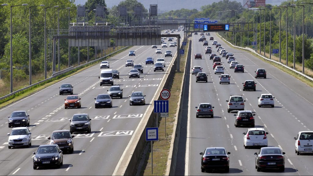 Addig-addig késtek a vonatpótló buszok, hogy átszervezték az M1-esen a munkálatokat